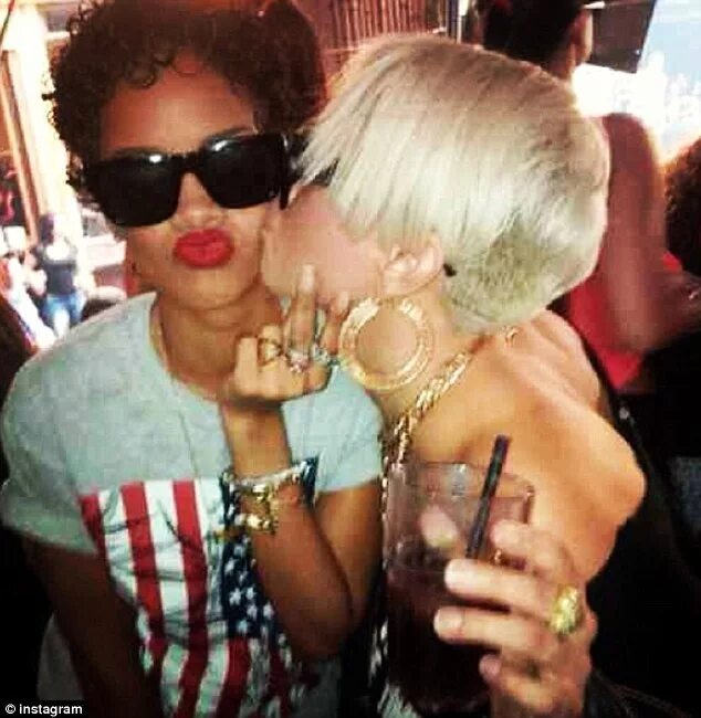 Рианна сосется. Rihanna Kiss. Rihanna kissing. Debby Coda. Rihanna kissed