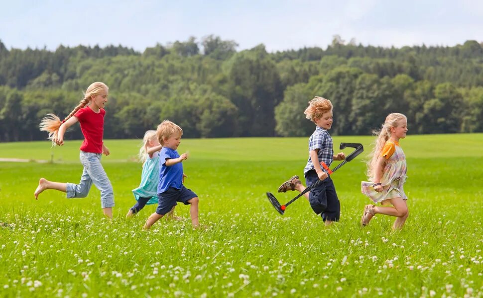 Дети бегут. Дети бегут на природе. Дети бегут по полю. Дети бегают по траве.