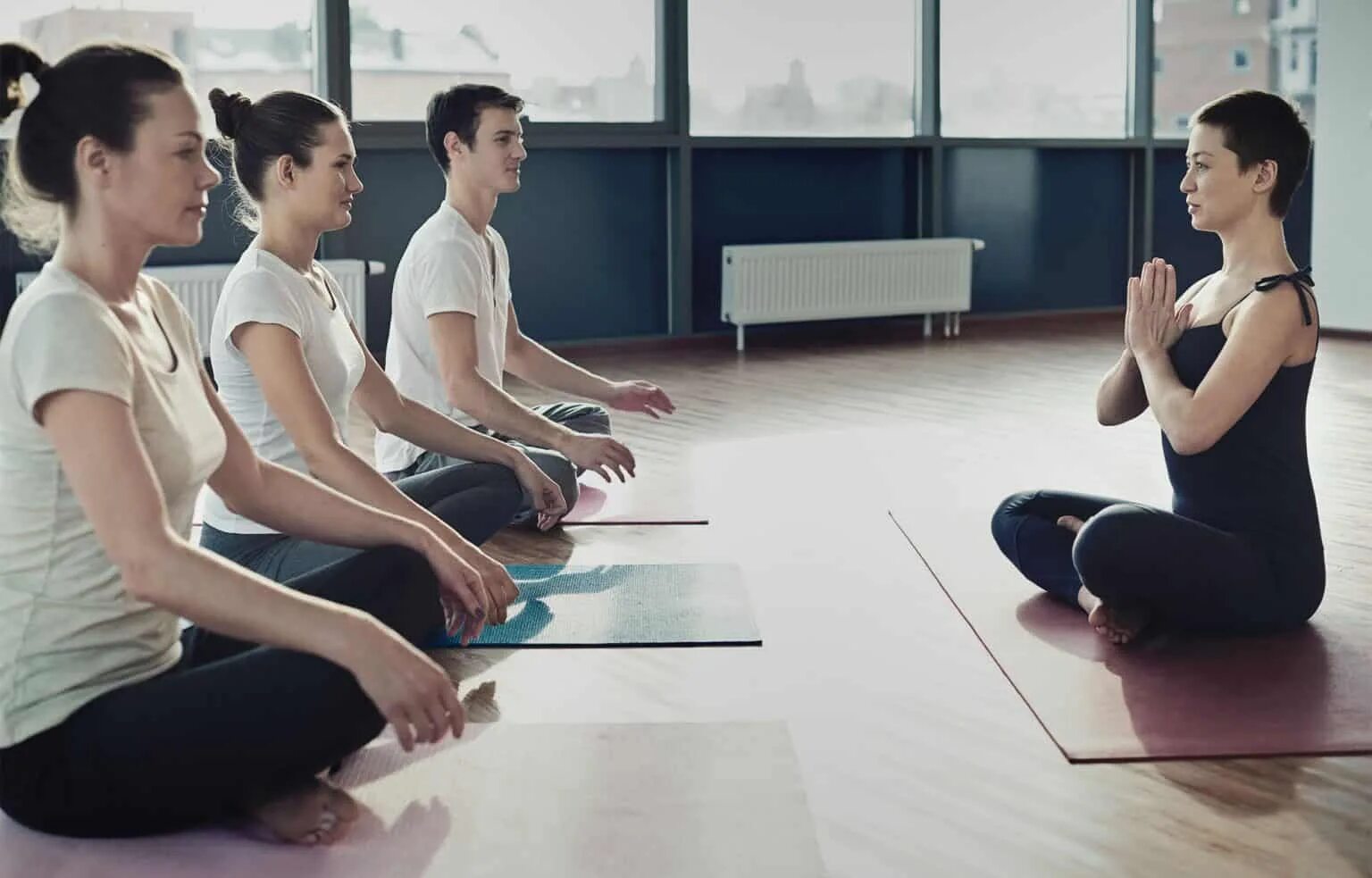 Духовное обучение. Йога группа. Корейская девушка обучает йоге. Духовные тренинги. Fit coach.
