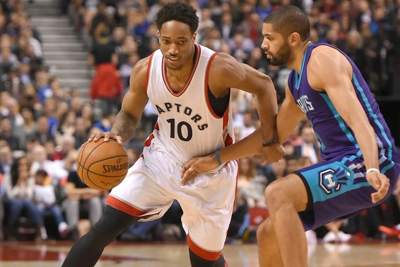 Two players more. Raptors NBA Данг. Профессиональные баскетболисты. Спорт баскетбол. Баскетбольный матч.