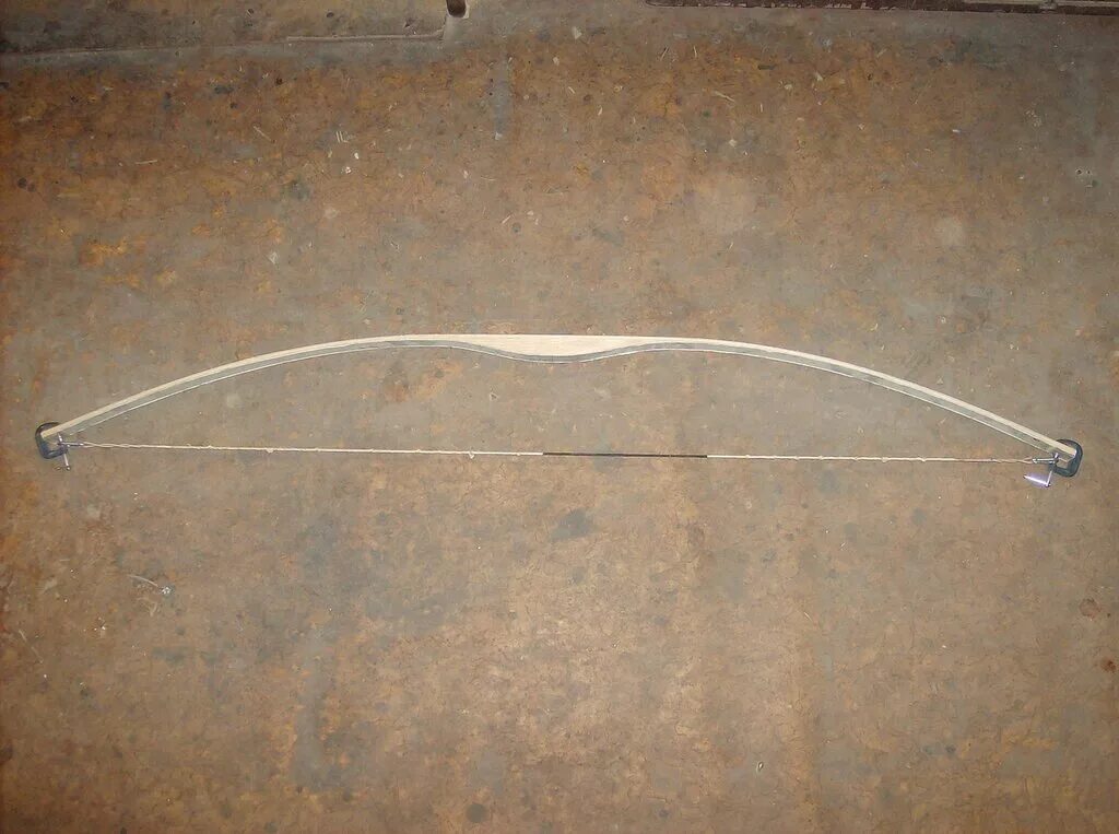 Самодельные луки и стрелы. Самодельный лук и стрелы. Лонгбоу лук. Самодельный лук. Модерн лонгбоу.