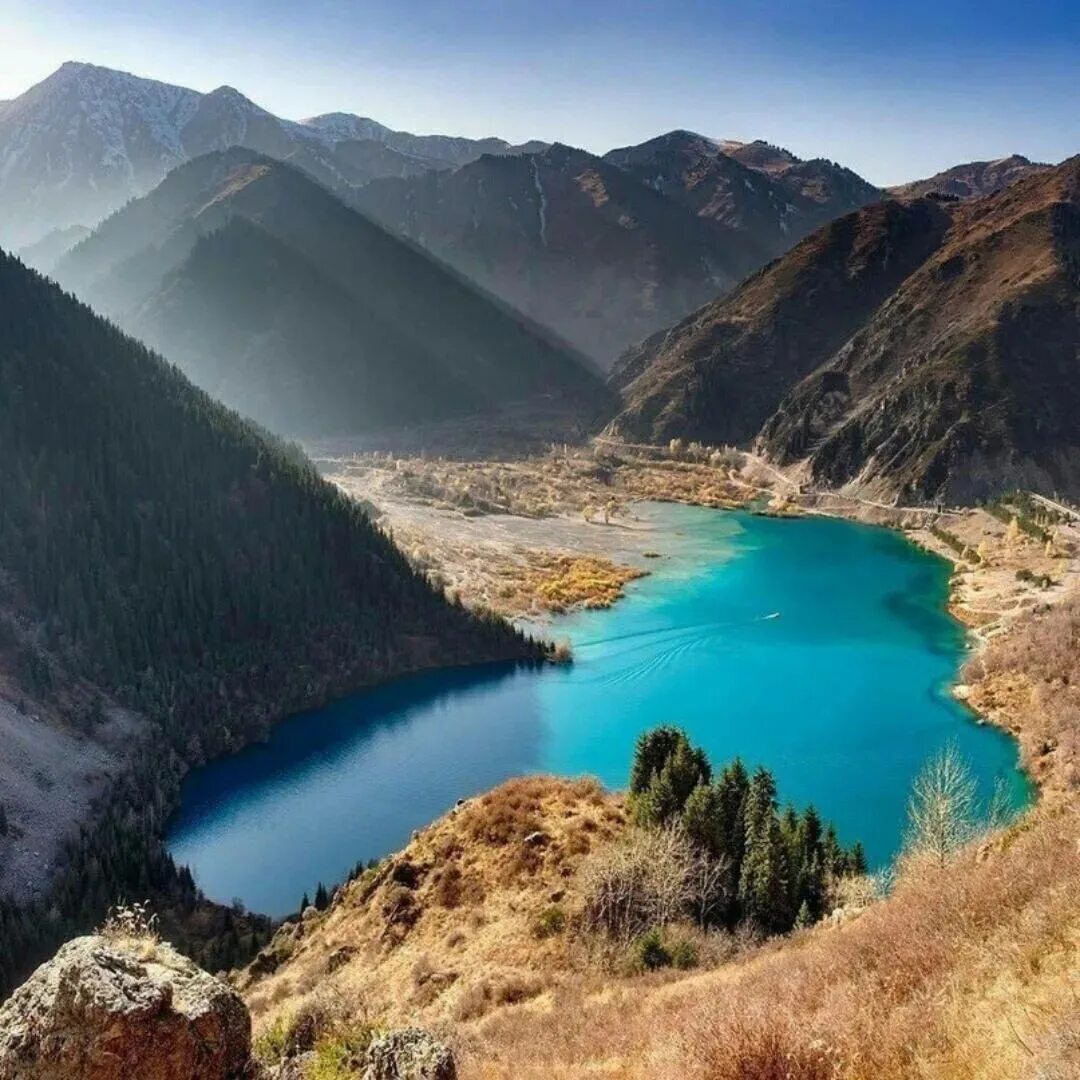 Природные страны казахстана. Озеро Иссык Казахстан. Есик Казахстан озеро. Иссыкское озеро Алматы. Озеро Иссык Алматы.