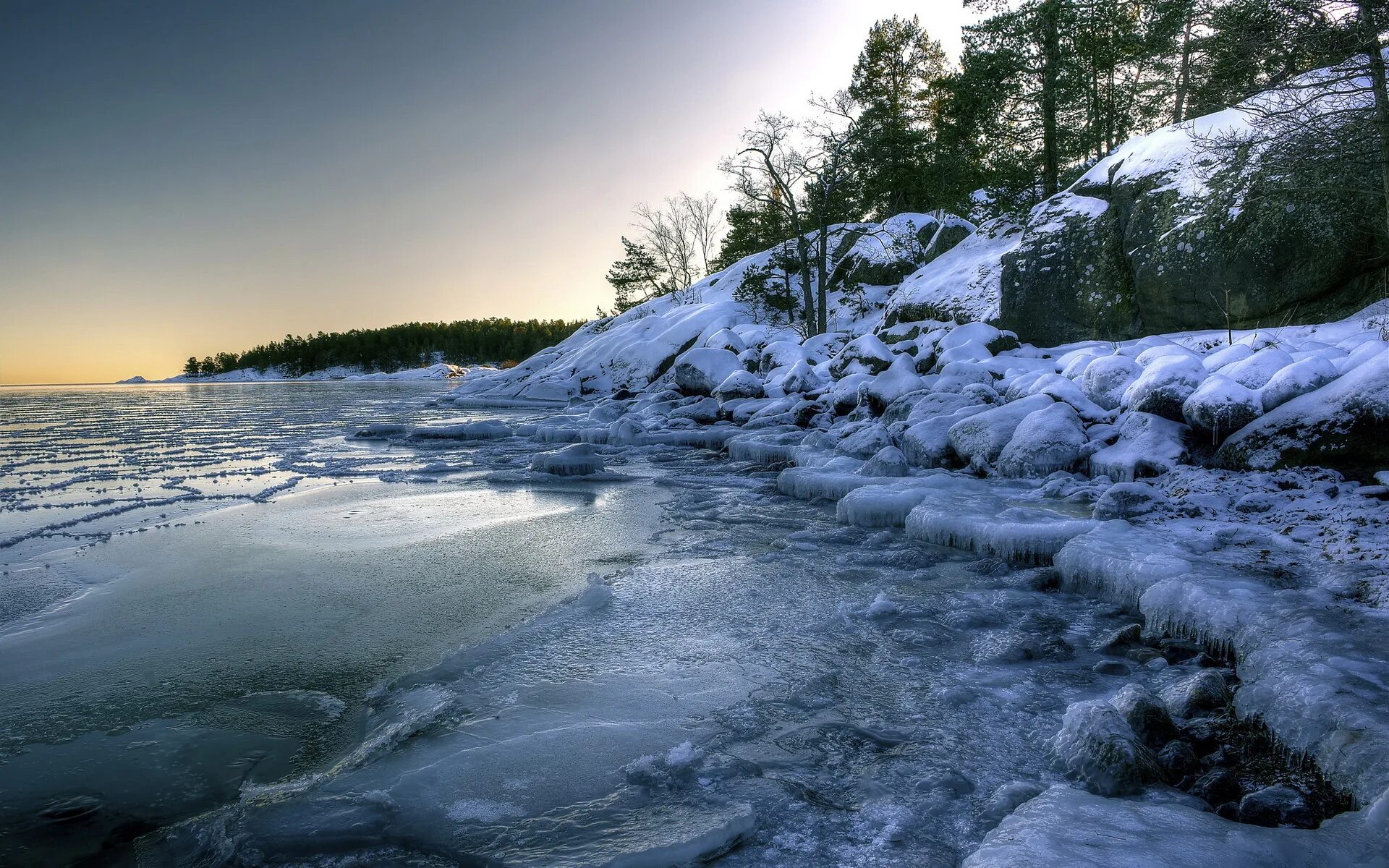Лед на реках и озерах. Чудское озеро зимой. Замерзшее Чудское озеро. Замерзшая река Кыштым. Озеро Байкал ледостав.