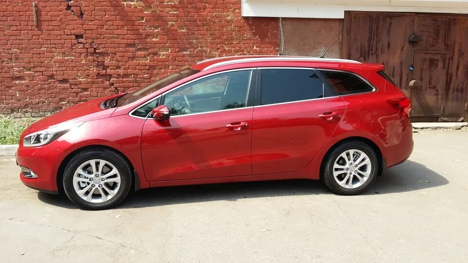 Kia Ceed 2 красная. Киа СИД универсал красный 2014. Kia Ceed SW красный. Kia Ceed универсал красный.