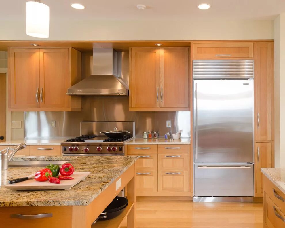 необычная планировка кухни. встроенная кладовка на кухне. встроенные кухни планировка. кухня с бежевым холодильником. встраиваемые кухни.