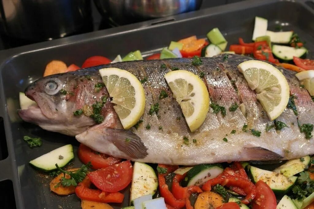 Печеная радужная форель. Форель запеченная целиком. Форель ф духовке. Фаршированная карельская, форель. Запеченная форель с картошкой.