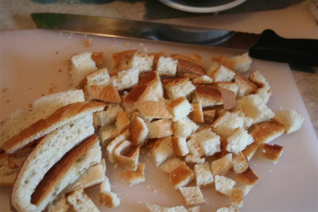 Сухари из белого хлеба в духовке. Порезать хлеб на сухарики. Сухари из белого хлеба в духовке фото. Сухарики из багета в духовке. Сухарики без масла