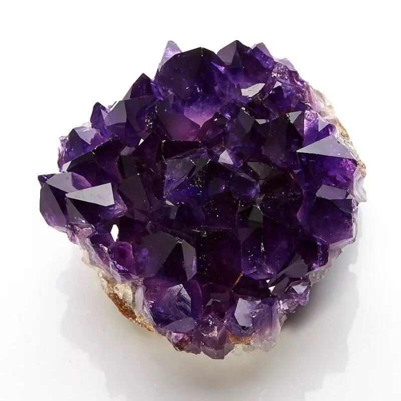 сиреневый аметист. аметист камень. фиолетовый полудрагоценный камень. самоцветы камни аметист. фиалковый аметист.