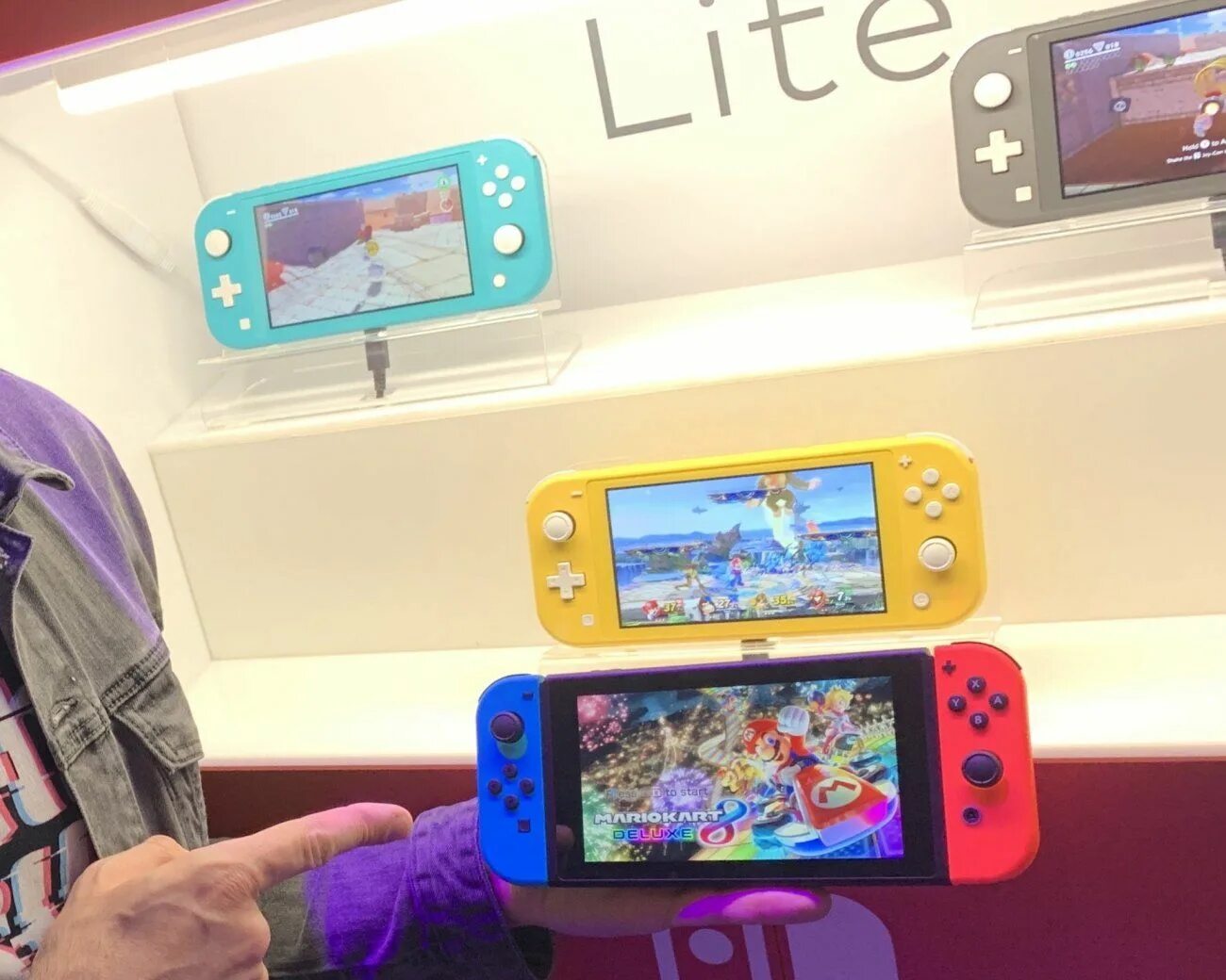 Nintendo switch сравнение. Нинтендо свитч vs Lite. Nintendo Switch и Nintendo Switch Lite. Nintendo Switch vs Switch Lite. Nintendo Switch Lite PS Vita.
