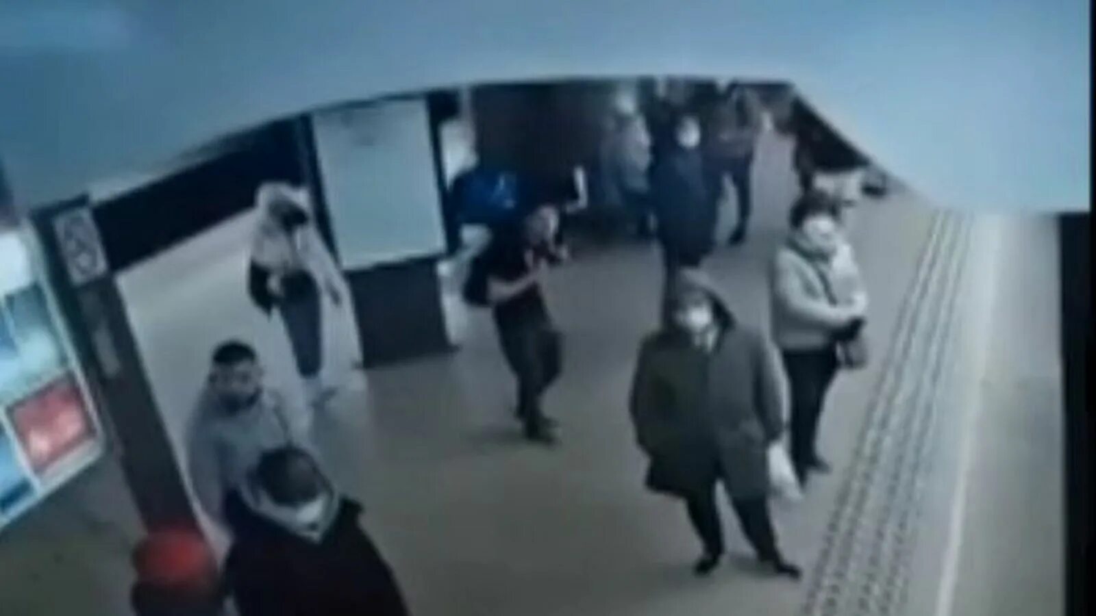 Парень столкнул девушку под поезд. Мужчина столкнул девочку в метро. мужчина столкнул мальчика в метро видео. в метро толкнули человека под поезд.