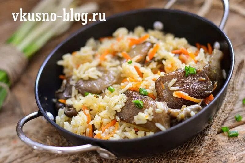 Плов с грибами шампиньонами на сковороде. Постный плов с грибами и овощами. Плов вегетарианский с грибами. Грибной плов из шампиньонов. Плов с грибами готово.