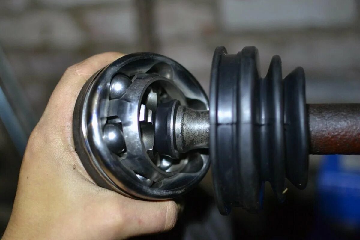 Сломанный шрус ваз. Внутренняя граната гольф 3 неисправности. Граната в машине. Признаки неисправности внутреннего шруса ваз 2114. Т4 открутить шрус.