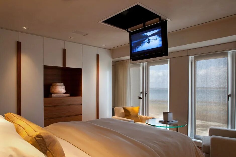 Телевизор в спальне. Телевизор на потолке в спальне. Телевизор в спальне на стене. Спальня с кроватью и телевизором. My room tv