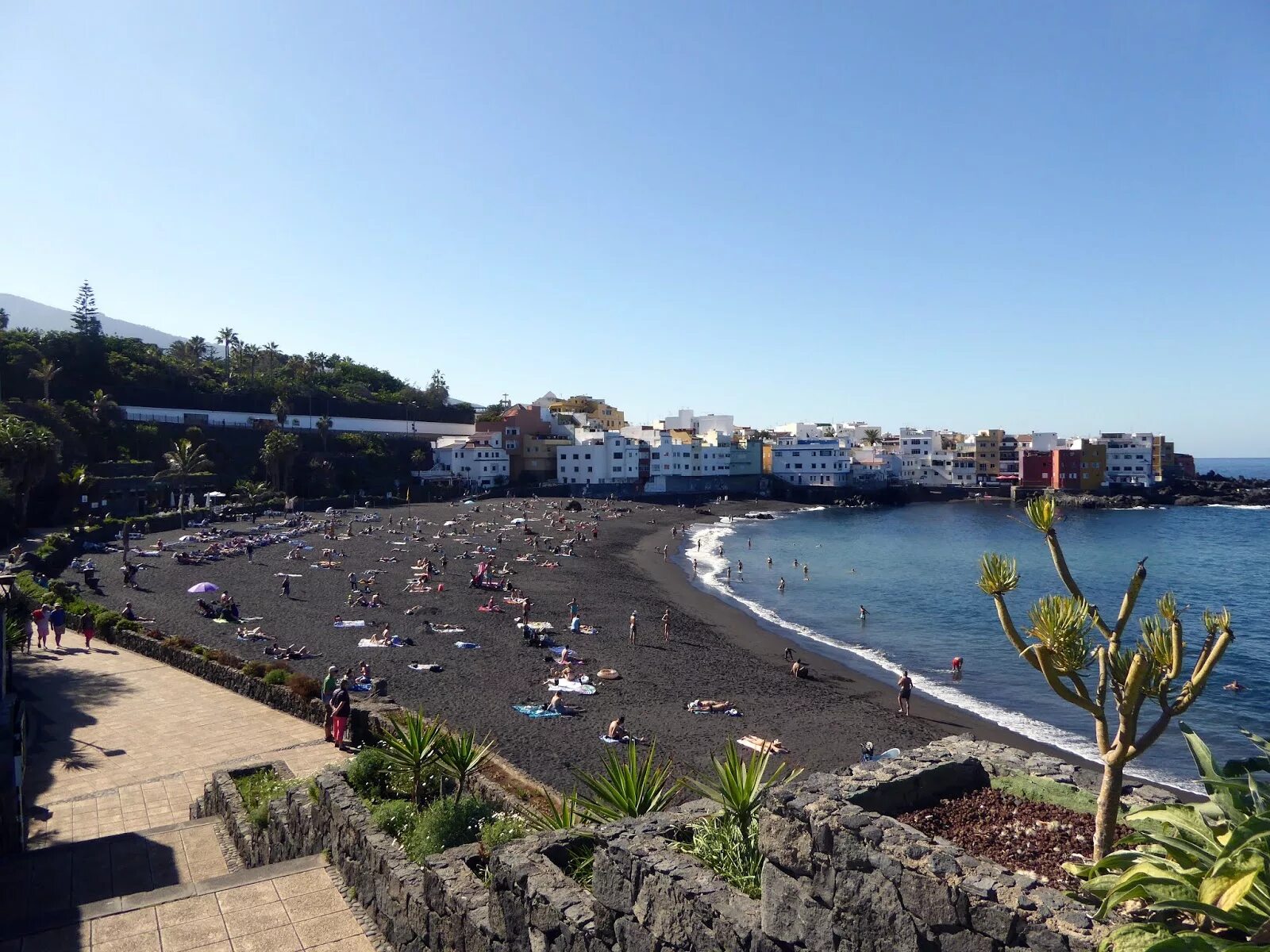 Канарские острова черный песок. Sheo tenerife black sand. Канарские острова черный пляж. Sheo tenerife black sand. Тенерифе черный песок.