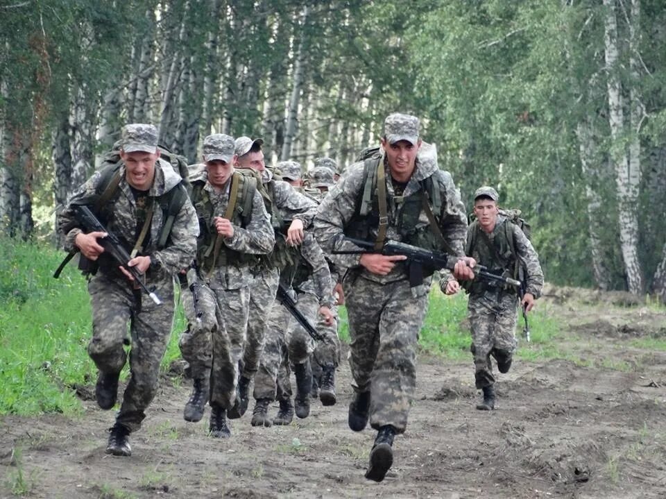 Солдаты на марш броске. Марш бросок в армии. Марш бросок спецназ. Солдаты бегут марш бросок. Побегу рф