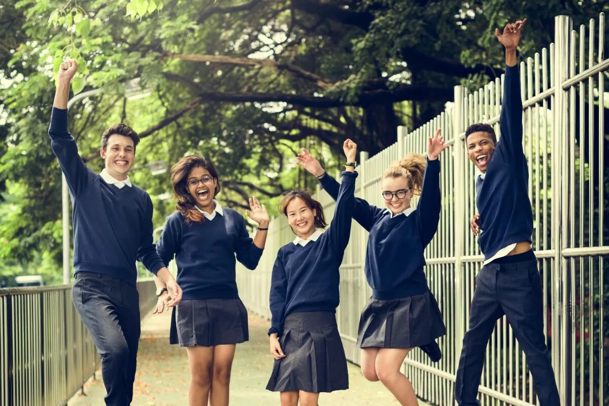 The school has many students. Оригинальные Школьная форма веселье. Jumping in Joy in School uniform. Teacher should Wear uniform. Diamond School why.