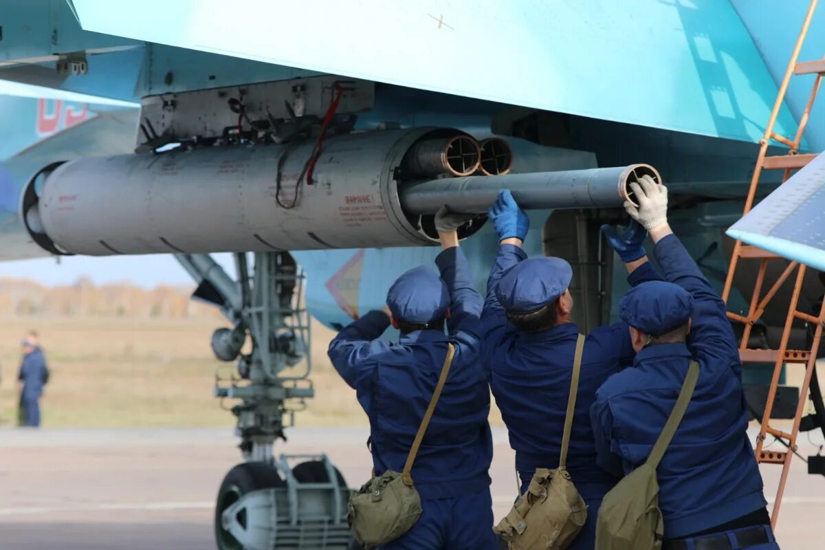 Сегодня вкс россии нанесли мощнейший. Су-34 РЭБ. Су 34 экипаж. Су 34 аэродромы базирования. Су 34 авиабомба.