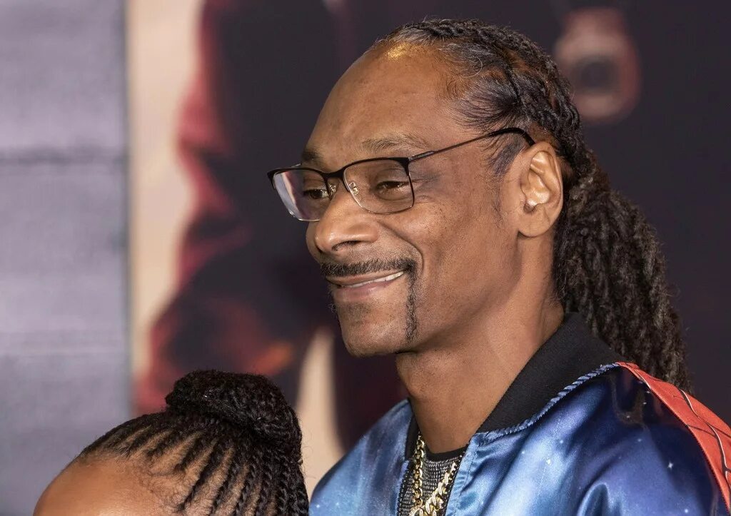 Снуп догг. Снуп дог понесет олимпийский. Snoop dogg синий. Костюм snoop dogg bandana. Snoop dogg 2023.