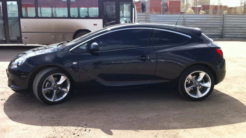 Opel astra gtc тонированная. Opel astra gtc черный тонированный. Опель тонированный. Opel astra gtc 2013 белая. Opel astra j gts белый.