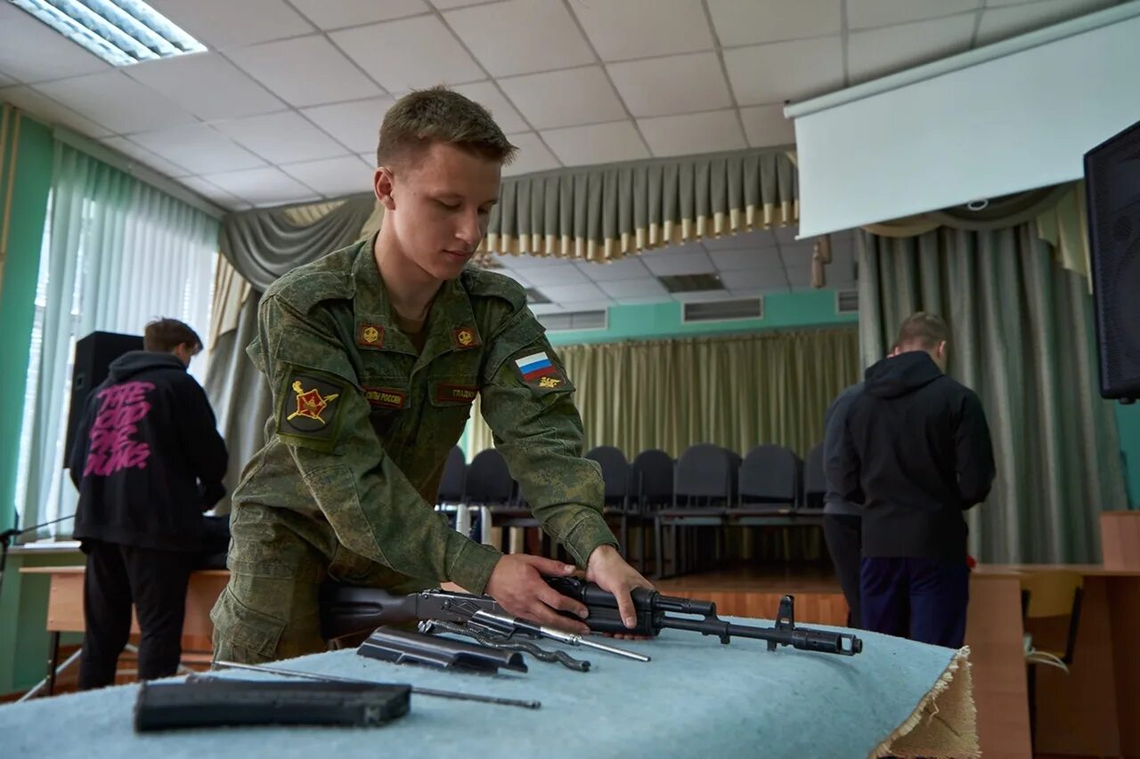 Сборы 10 класс обязательно ли. Военная подготовка. Военные сборы старшеклассников. Учебные военные сборы в школе. Военная подготовка в школе.