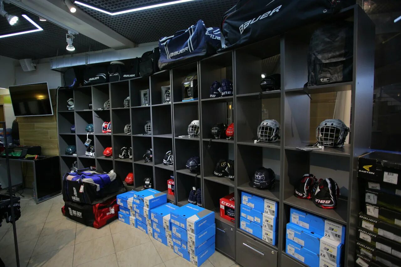 Пик формы челябинск. Экипировочный центр хоккей клуб. Flyform магазин. Спб юбилейная 11. Производители одежды спб.