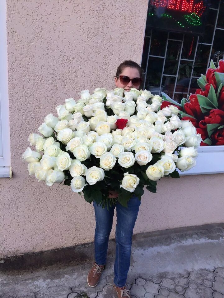 Цветочный магазин нягань. Букет белых роз 100. Букет из 100 роз и 1 белая..