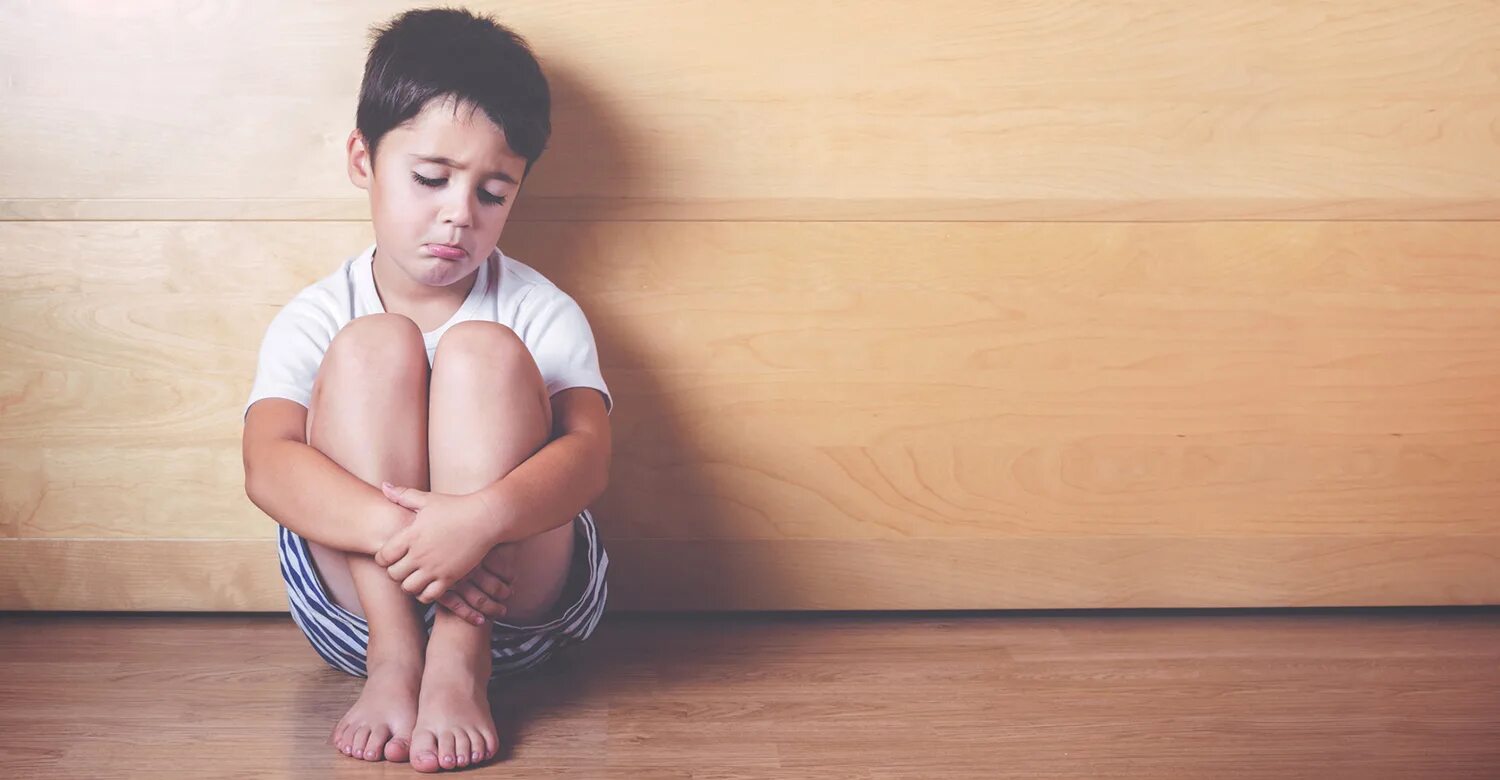 Sad kid. Одиночество ребенка. Мальчик сидит. Грустный ребенок. Грустный мальчик.