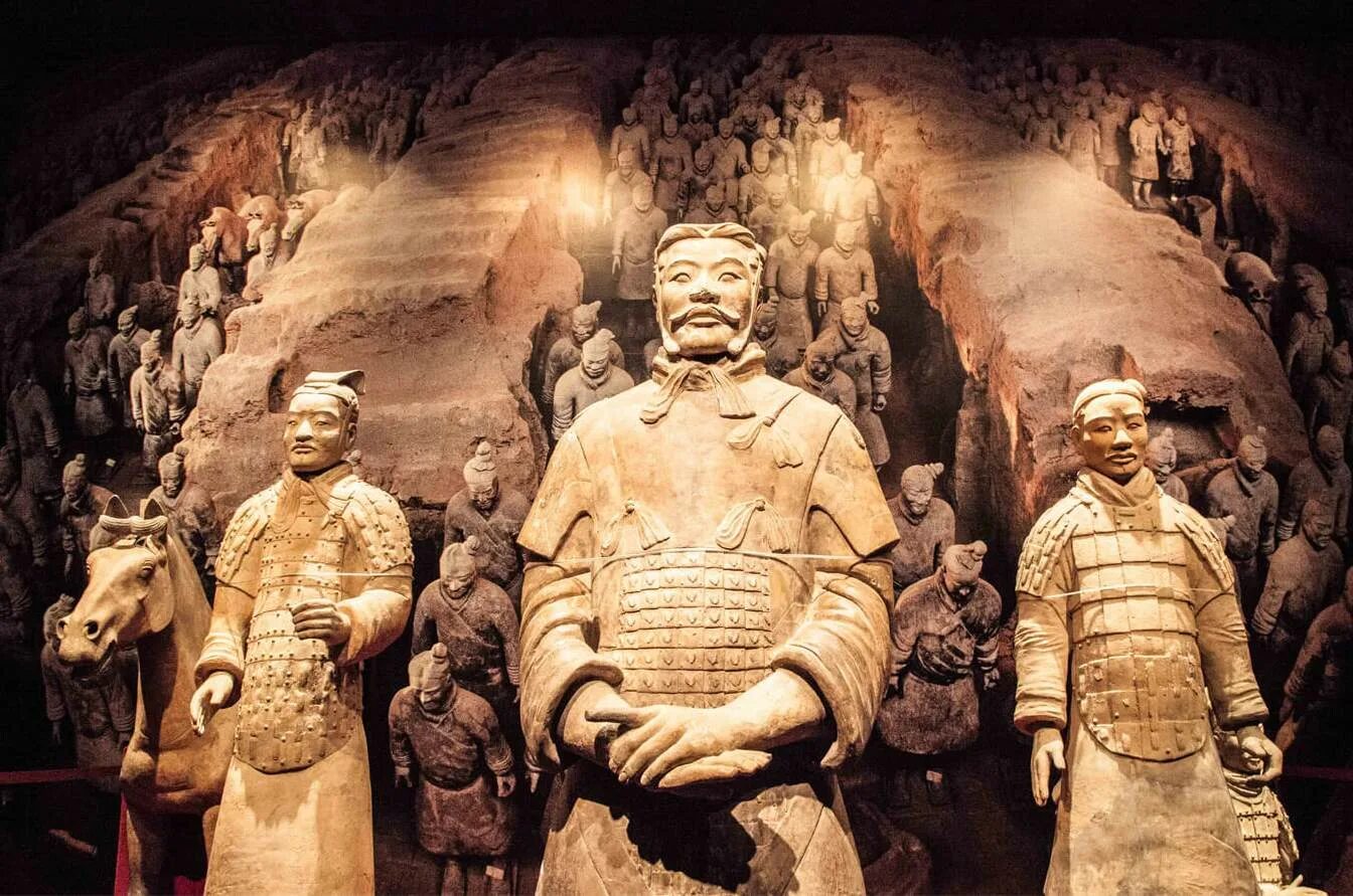 мавзолей цинь шихуанди. терракотовая армия цинь шихуанди. встреча царя ашоки и императора цинь шихуанди. глиняные воины цинь шихуанди. гробница цинь шихуанди и терракотовая армия.