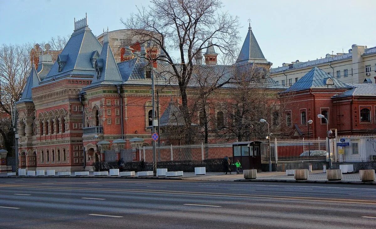 Московские купеческие дома. Дом купца Игумнова на Якиманке. Посольство Франции – дом купца Игумнова (большая Якиманка, 43). Игумнов дом на Якиманке.