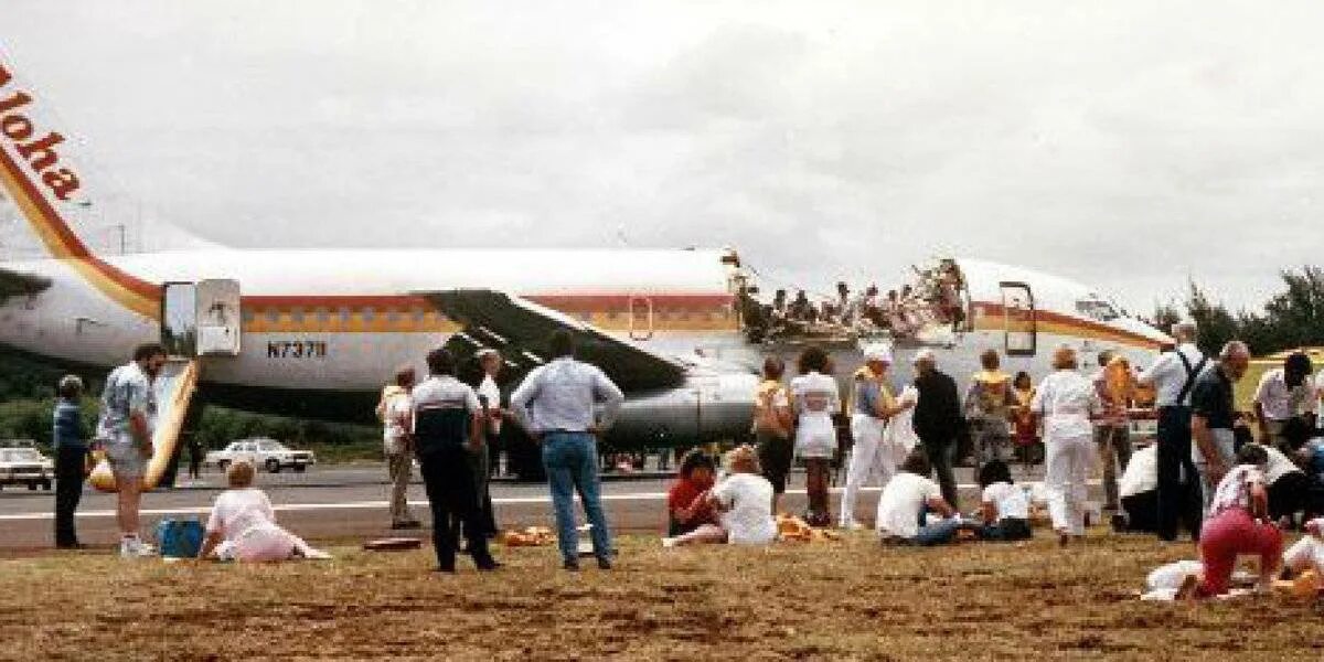 Аварийная разгерметизация. Разгерметизация самолета Боинг 737. Рейс 243 АЛОХА Эрлайнз 28 апреля 1988 года. Aloha Airlines катастрофа 1988. Рейс 243 Гонолулу 1988.