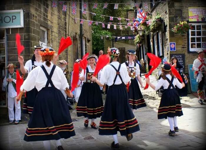 Dance английская песня. Танец Моррис Великобритания. Моррис танцы в Британии. Танец Моррис в Англии костюмы. Фольклор Англии.