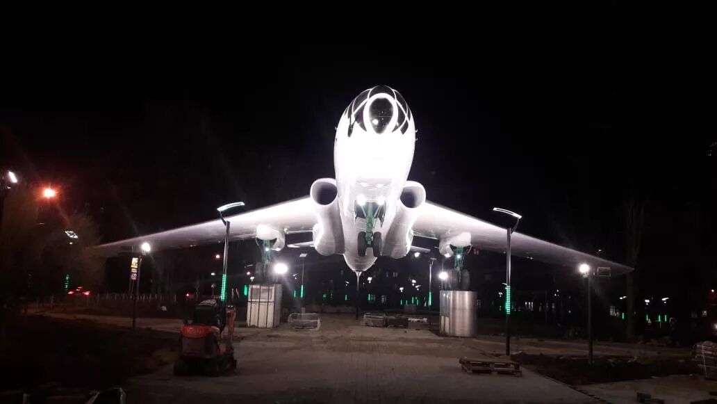 Памятник самолеты ту 16 смоленск багратиона. Памятник самолет в смоленске на багратиона. Сквер крылатые земляки в смоленске. Самолёт на багратиона смоленск. Самолёт на багратиона смоленск.