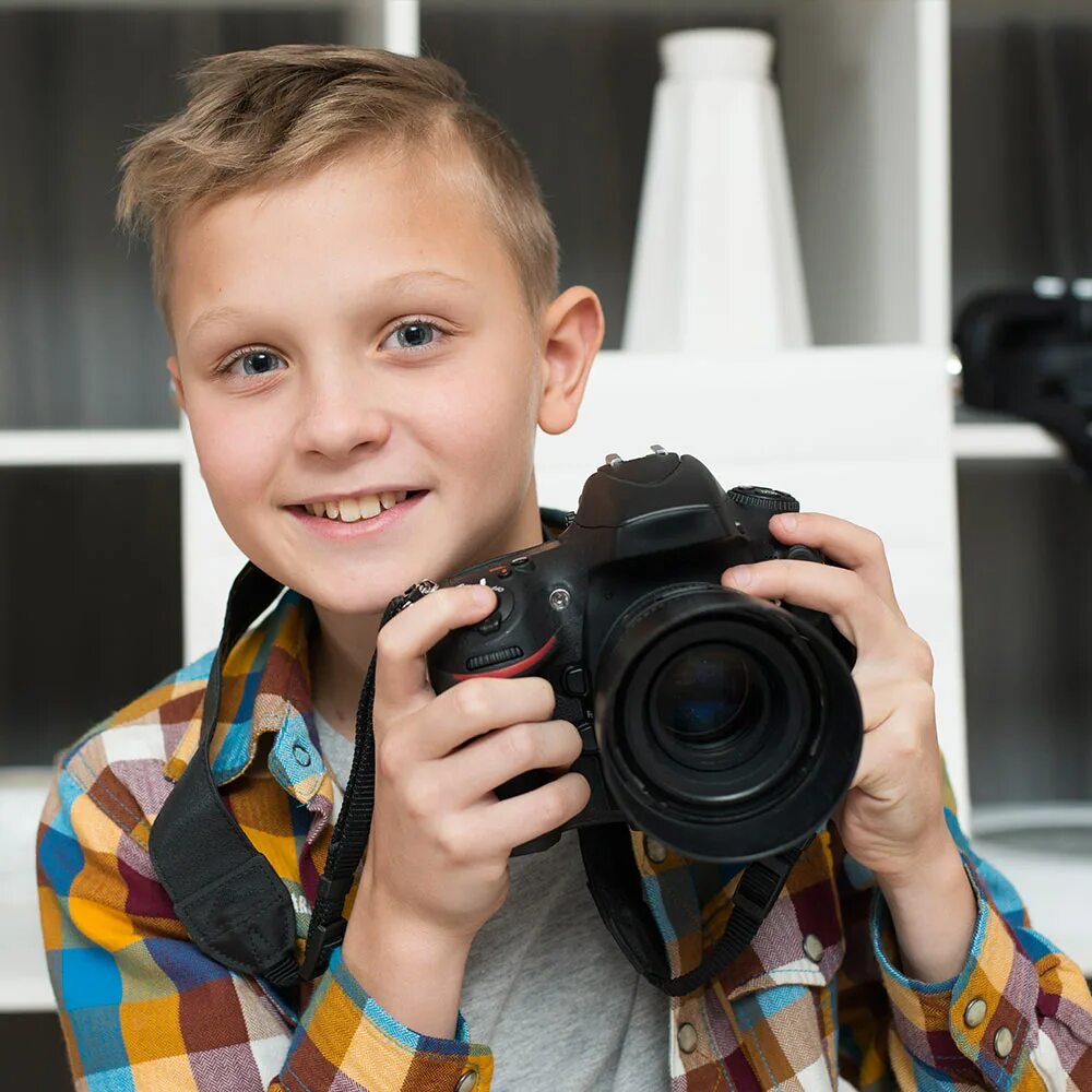 Фотокружок. Мальчик с фотоаппаратом. Фотоаппарат для детей. Фотоаппарат школьник. Подросток с фотоаппаратом.