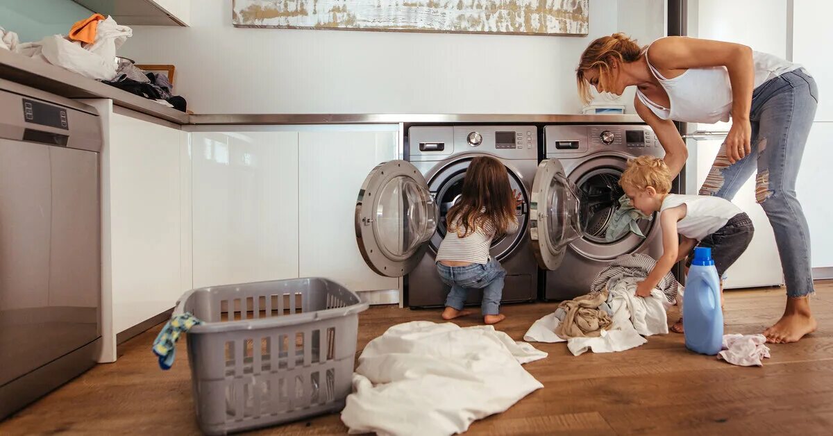 Женщина стирает. Стирка белья. Много стирки. Девушка в стиральной машине. Одежда в стиральной машине.