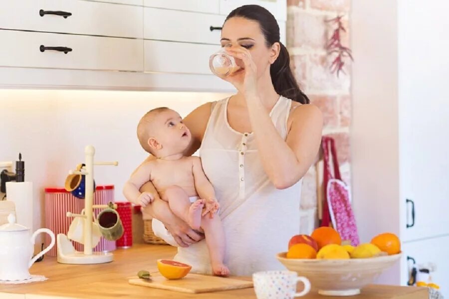 Гигиена родильницы. Мама с грудным ребенком на кухне. Еда на грудном вскармливании. Гигиена в послеродовом периоде. Баня кормящей маме