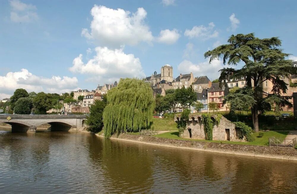Виллер ле лак франция фото. Франция le mans город. Луи анри. Ле-пюи-ан-веле. Ле г а в.