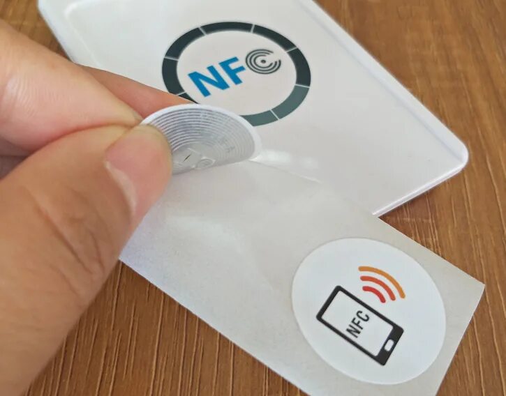 NFC чип наклейка. Чипы NFC метки. Наклейка с NFC меткой. Нфс метка. Метка для оплаты