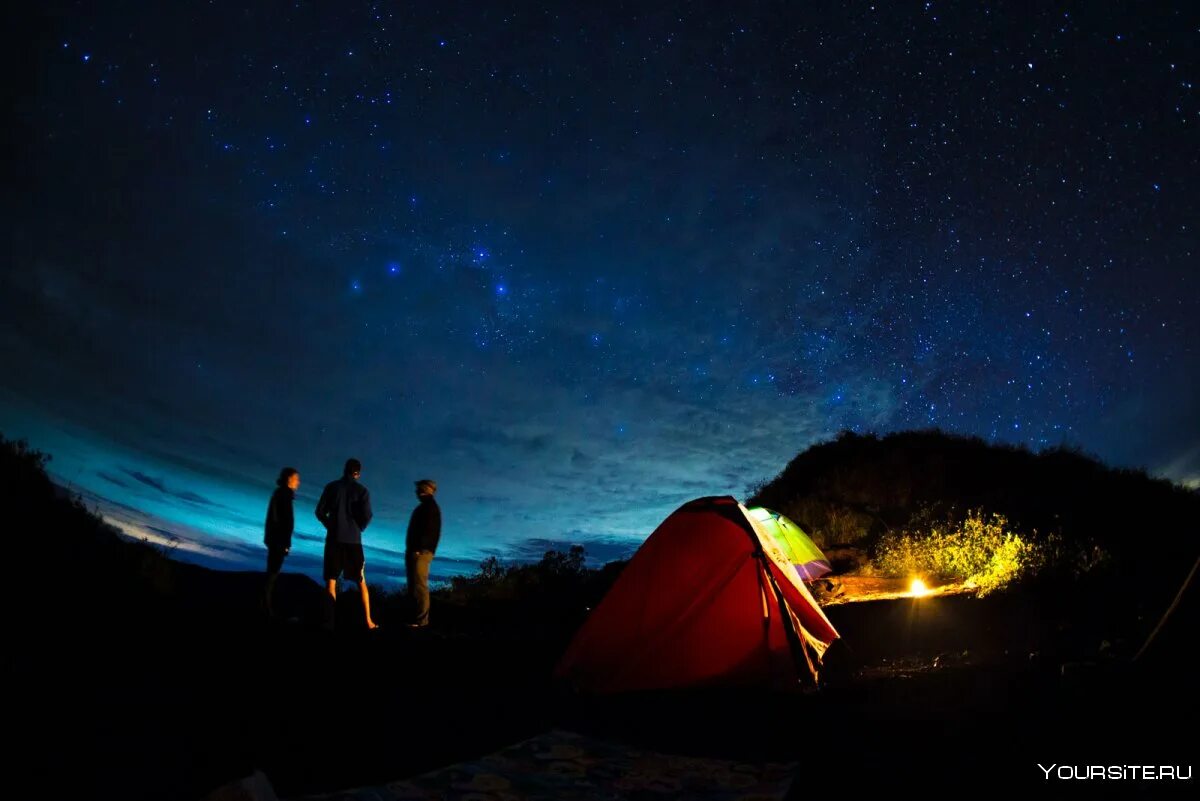 Night camp. Кемпинг ночью. Кемпинг ночью фонарик. Ночь палатка звезды. Путешествия ночь.