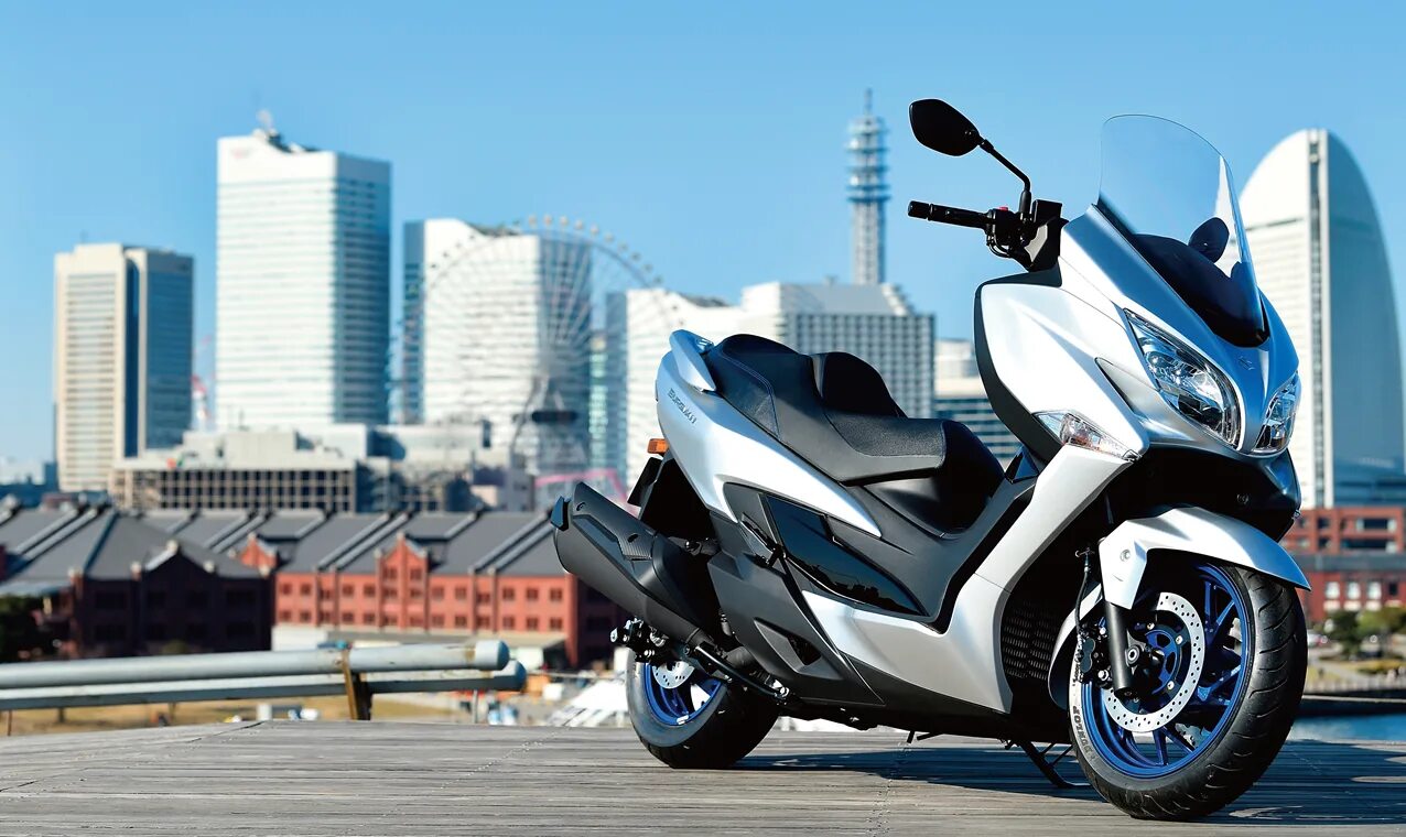 Honda's 750 scooter concept with CVT and electric roof Scooter bike, Honda, Scoo