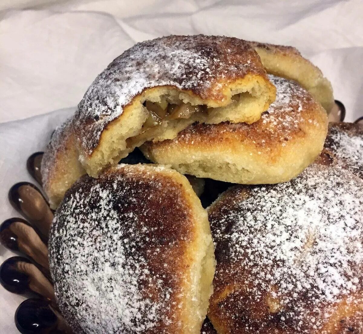 Пышные булочки с изюмом из дрожжевого. Булочки с творогом. Пышные булочки. Сдобные булочки с творогом. Сдобные булочки с яблоками.