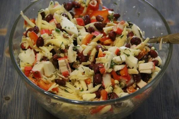 крабовые палочки фасоль огурец. крабовый салаттрецепт. салат с фасолью и крабовыми палочками. салат с крабовыми палочками и фасолью и яйцами. салат кукуруза горошек сухарики.