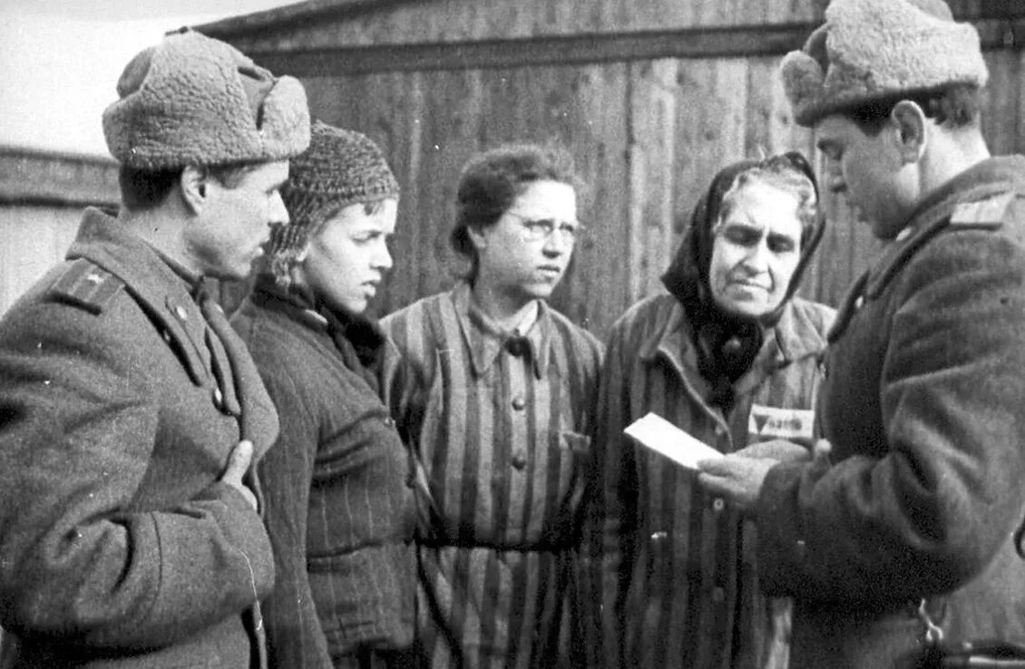 Освобождение фашистских лагерей. Освобождение узников Освенцима 1945. Освенцим освобождение красной армией. Освобождение лагеря Освенцим красной армией.