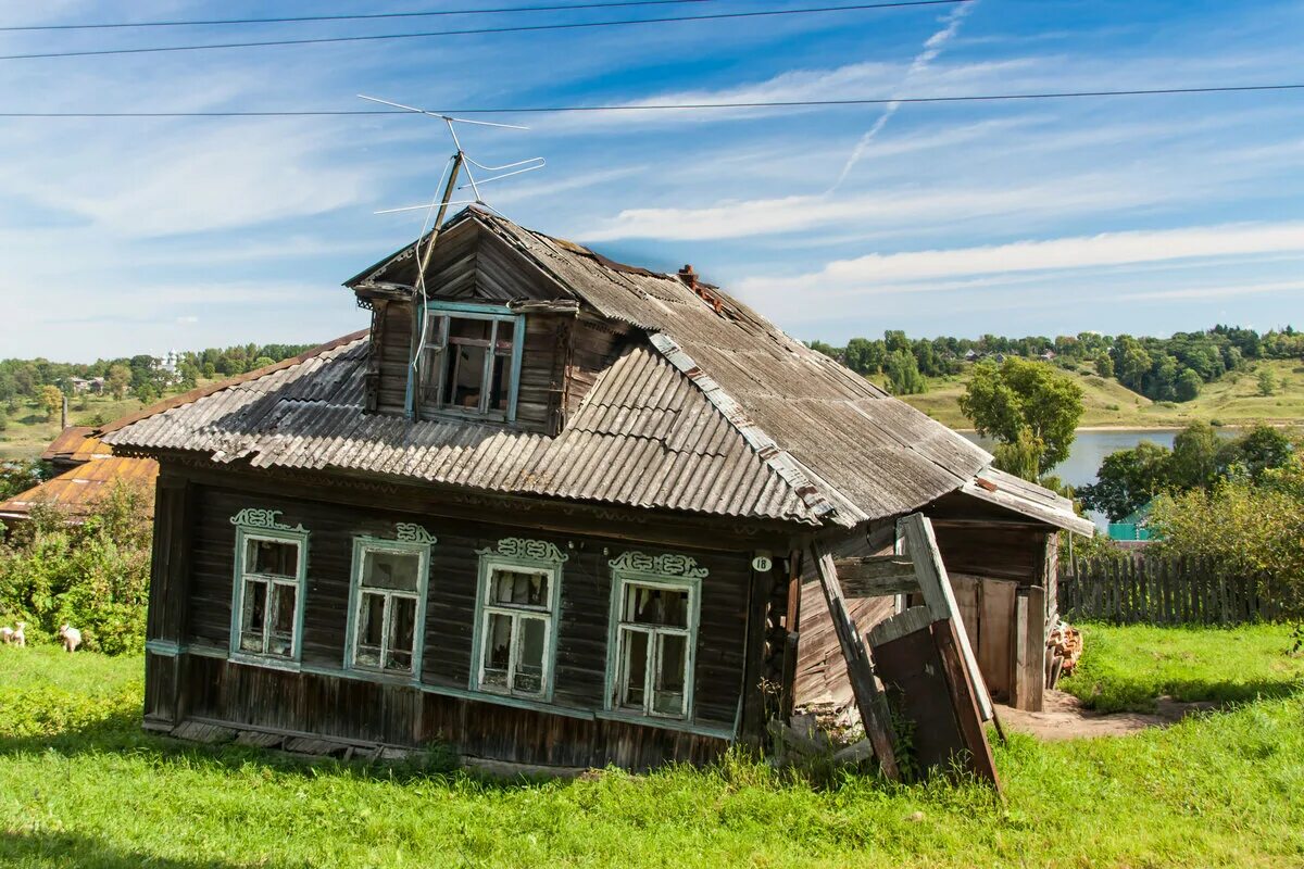 Деревенский решить. Дом изба в деревне старое Сихино. Старый деревянный дом. Всратый деревянный дом. Старый деревенский домик.