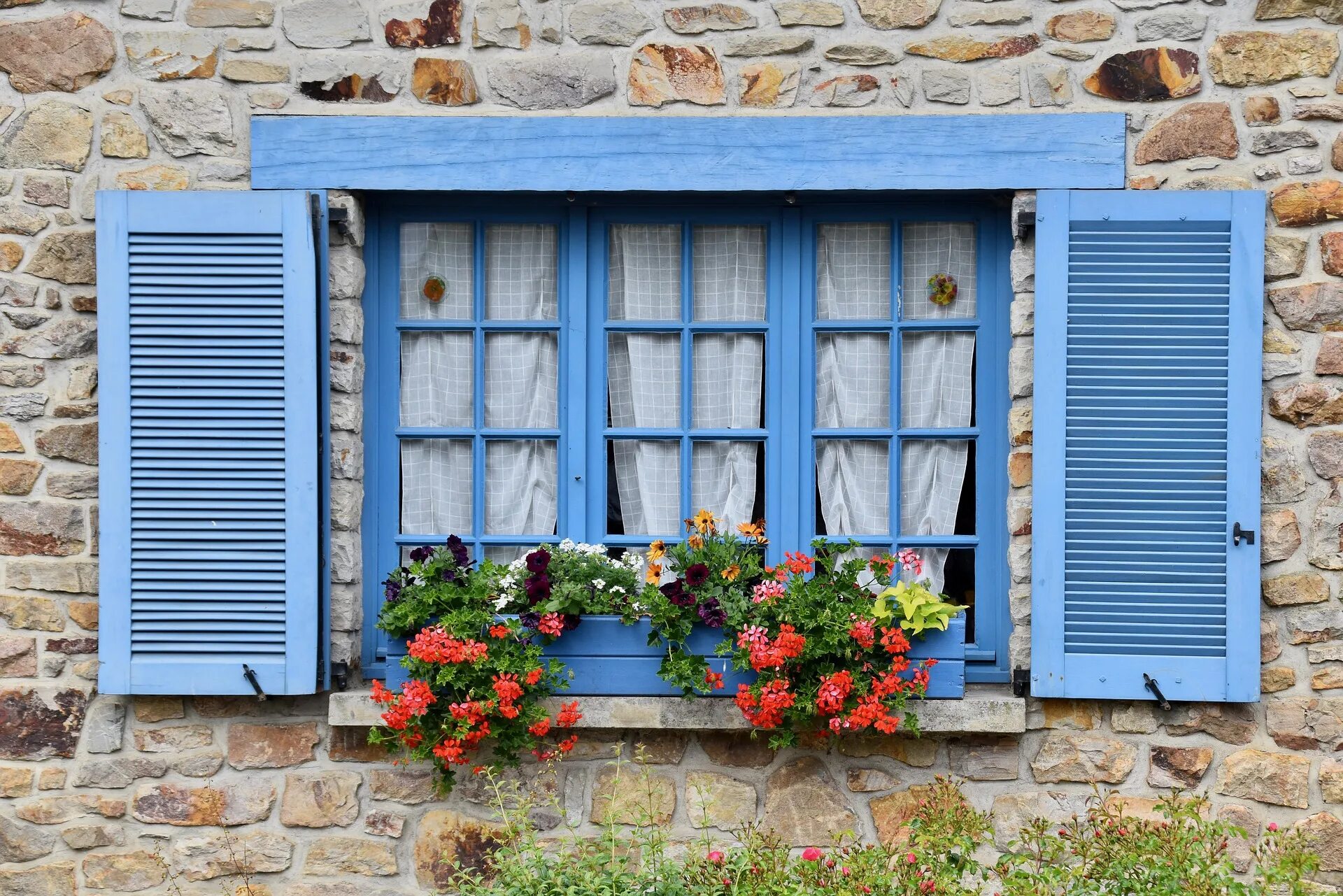 Синее окно. Окна в каменных домах. Голубое окно. Window with Shutters. Stone Window picture.