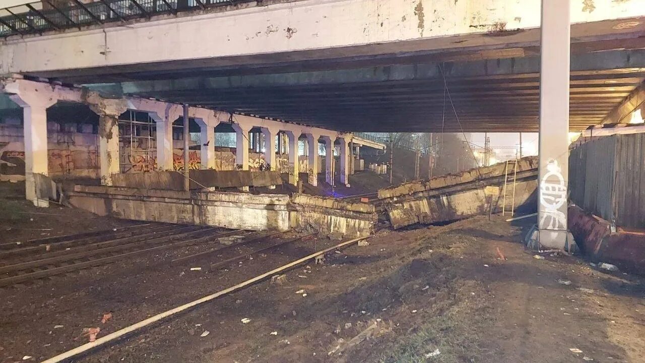 Краснопресненский путепровод балка. ЖД мост. Обрушение путепровода. Упала балка моста в Москве на беговой.