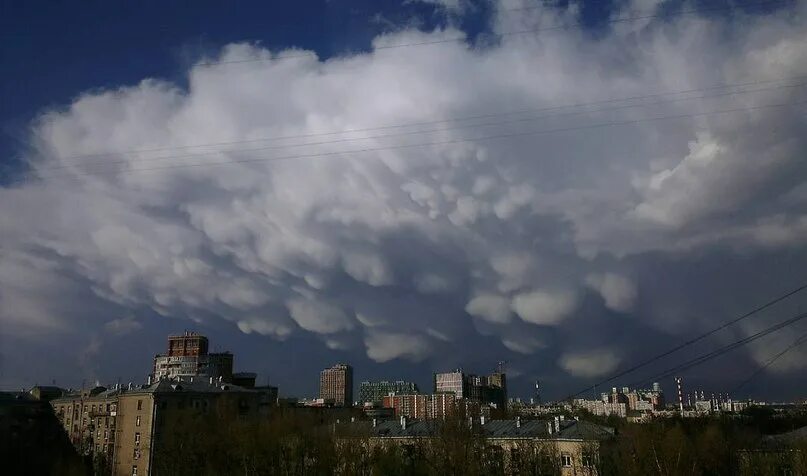 Мамматусы в Москве. Облака Москва. Облака над Москвой. Тучи над Москвой.