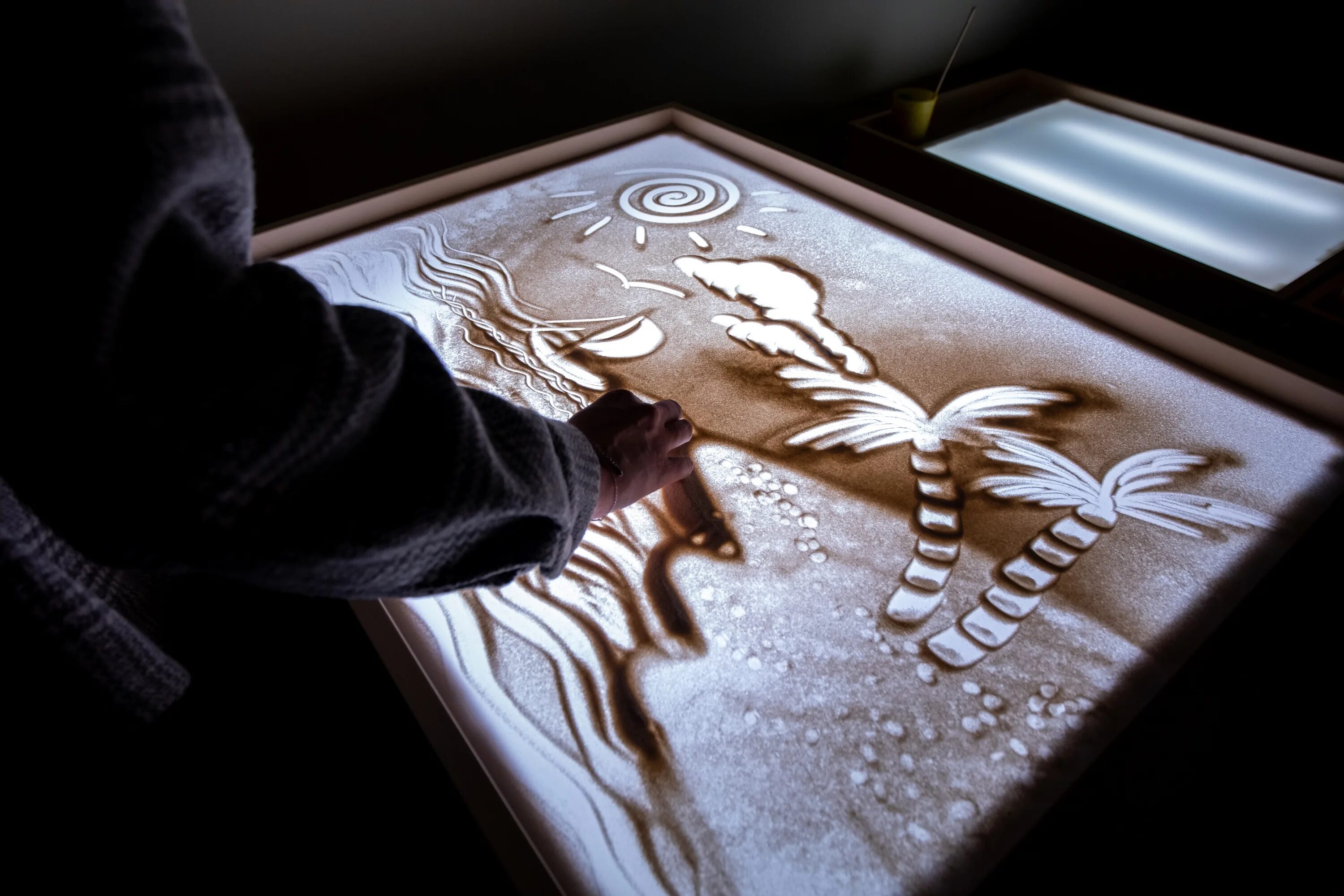 рисование песком на стекле. рисование песком. рисование песком для детей. песок живопись. картины песком.