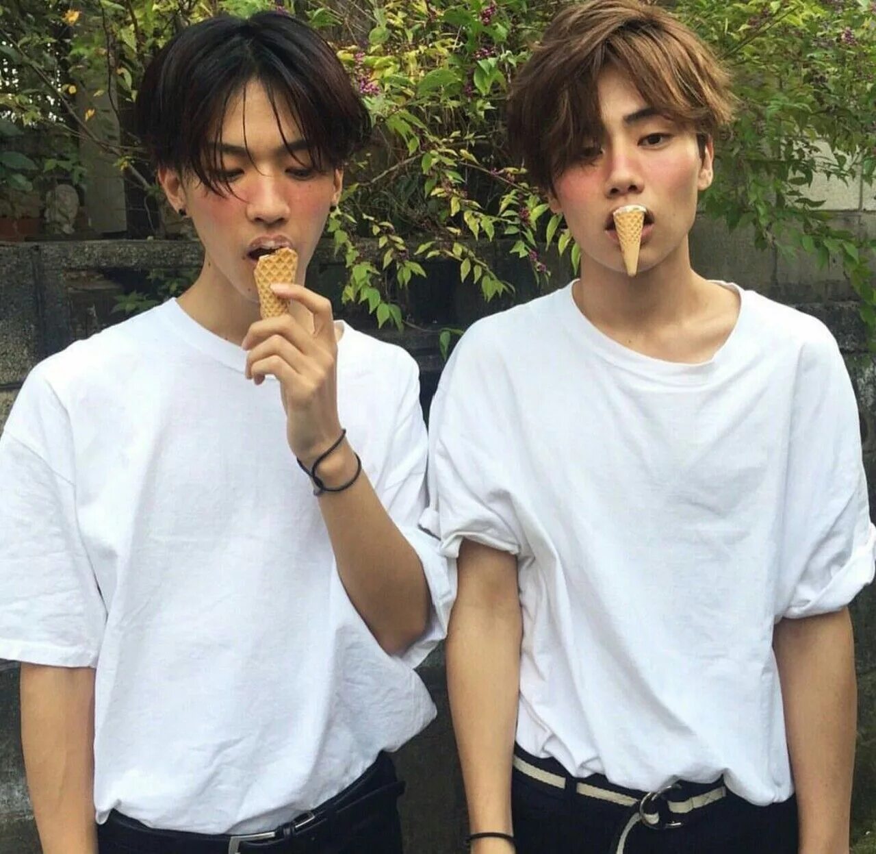 Два парня корейца. Korean boy друзья. Совмы корейцев парней. Два парня корейца. Совмы корейцев парней.