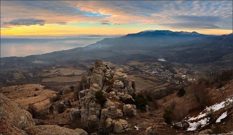 Фото: Вид с вершины Южной Демерджи. Внизу, у моря- Алушта). Peregrinatio est vit