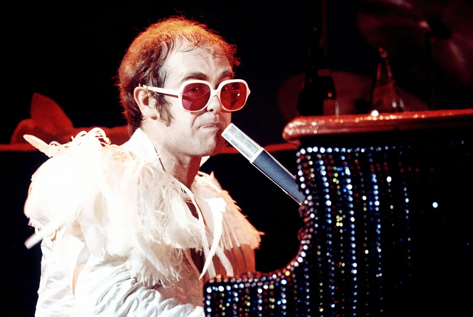 Elton john rock. Элтон Джон в молодости. Элтон Джон молодой. Elton John 1967. Элтон Джон 70-е.